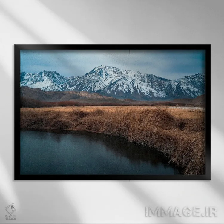 تابلو رودخانه اوونز و پسزمینه کوههای سیرا شرقی اثر الکساندر اسلاوتسکی - نمای قابدار مشکی