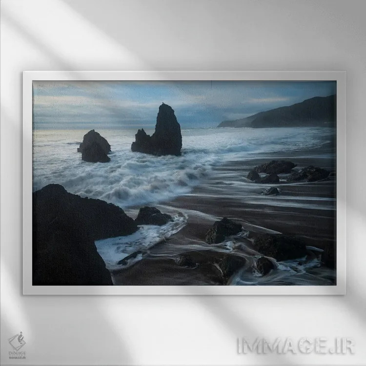 تابلو قلههای ساحل رودئو در یک روز طوفانی اثر الکساندر اسلاوتسکی - نمای قابدار سفید