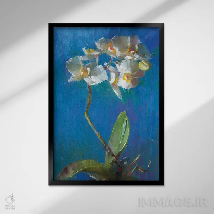 تابلو ارکیده در آبی تیره اثر الکس کلی - نمای قابدار مشکی