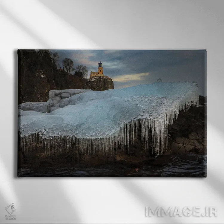 تابلو فانوس دریایی و آبشار یخی اثر برایان بیلکه - نمای روبهرو روی دیوار