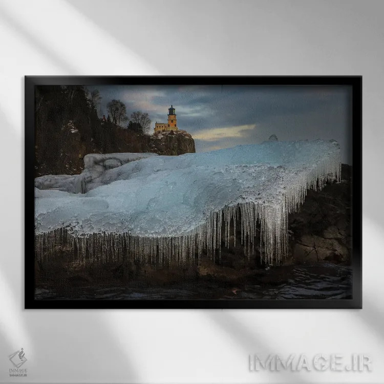 تابلو فانوس دریایی و آبشار یخی اثر برایان بیلکه - نمای قابدار مشکی