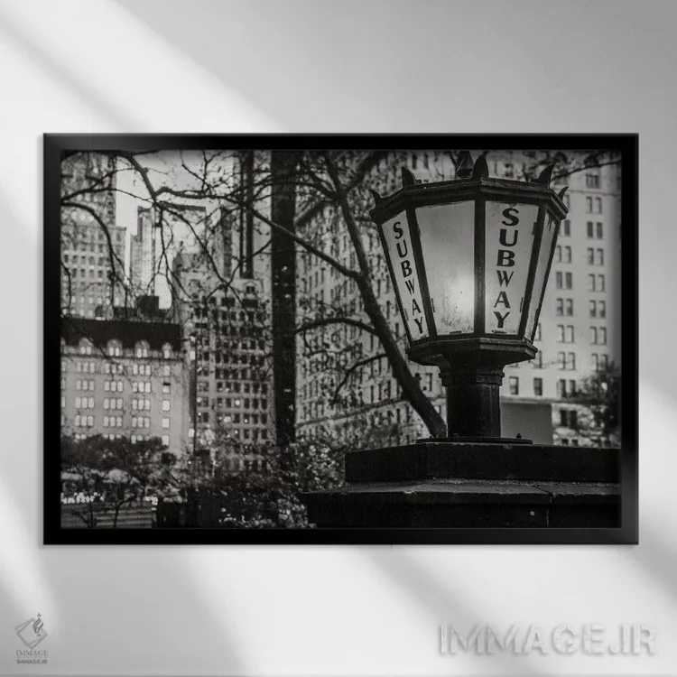 تابلو گوشهٔ مترو اثر عکاسی بیل کارسون - نمای قابدار مشکی