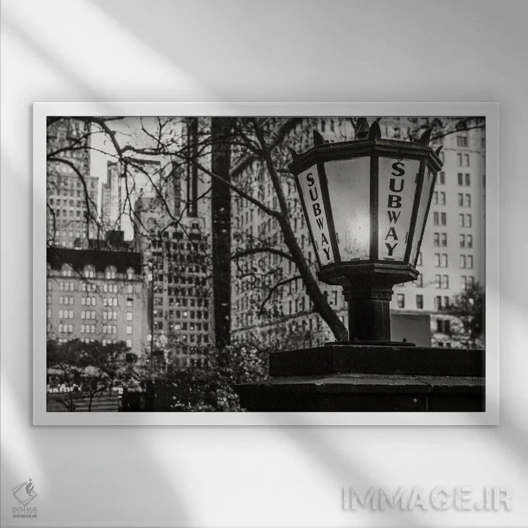 تابلو گوشهٔ مترو اثر عکاسی بیل کارسون - نمای قابدار سفید