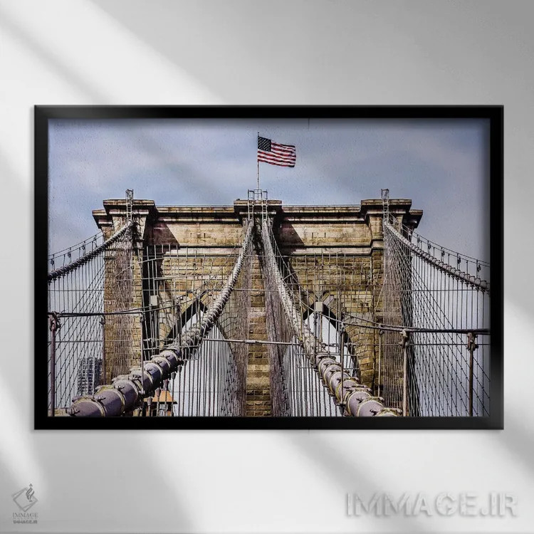 تابلو پل بروکلین با پرچم اثر عکاسی بیل کارسون - نمای قابدار مشکی