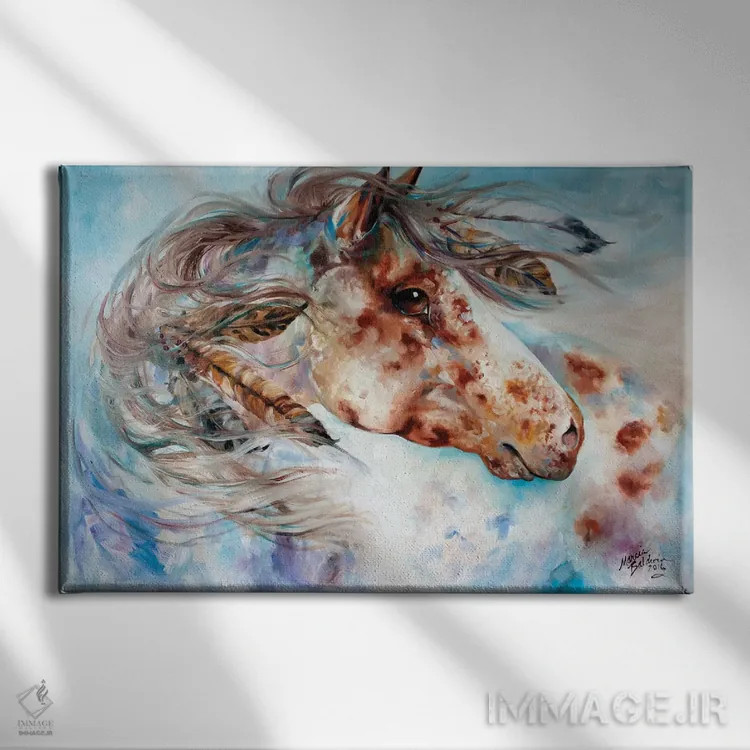 تابلو اسب جنگی آپالوسای رعدآسا اثر مارسیا بالدویین - نمای روبهرو روی دیوار