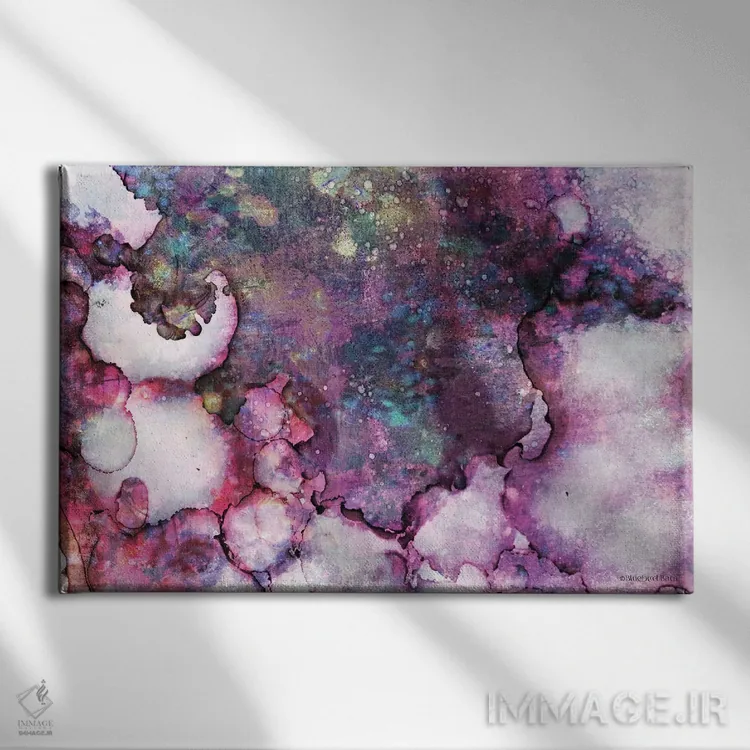 تابلو شستوشوی انتزاعی جوهر بنفش اثر بلوبرد بارن (استودیوی هنری) - نمای روبهرو روی دیوار