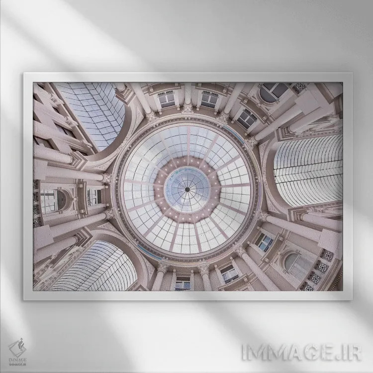 تابلو در امتداد راهرو و گنبد باشکوه اثر بلی - نمای قابدار سفید