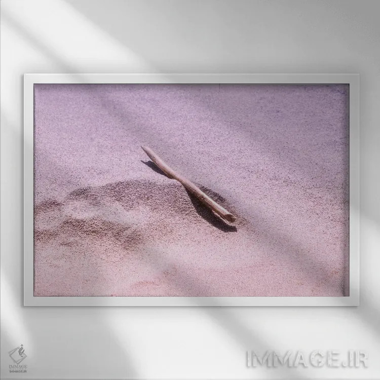 تابلو ساحل شنی اثر بلی - نمای قابدار سفید