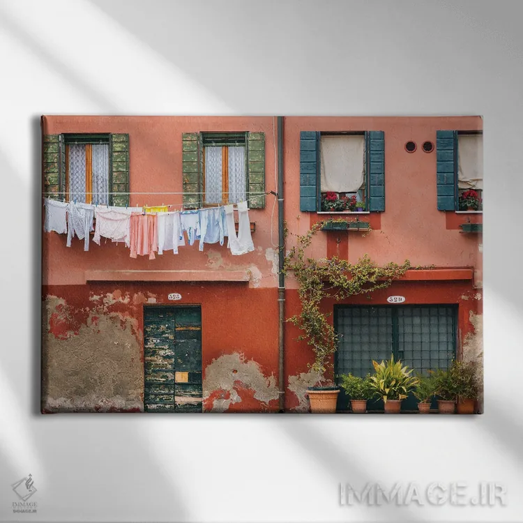 تابلو برای خشک شدن بیرون گذاشتهشده اثر جان بیلوس - نمای روبهرو روی دیوار