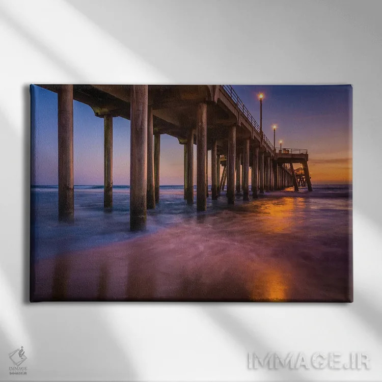 تابلو اسکله هنگام گرگ و میش اثر جان بیلوس - نمای روبهرو روی دیوار