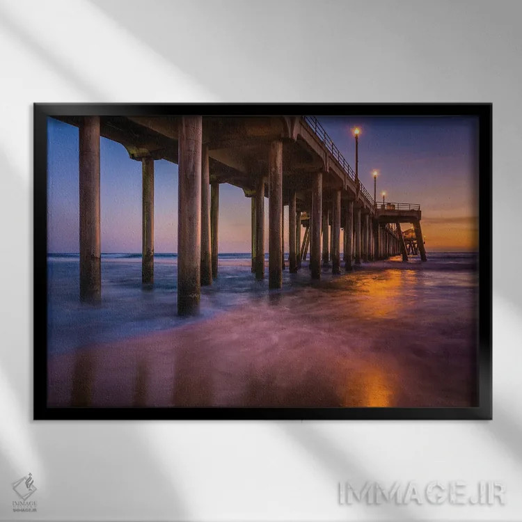 تابلو اسکله هنگام گرگ و میش اثر جان بیلوس - نمای قابدار مشکی