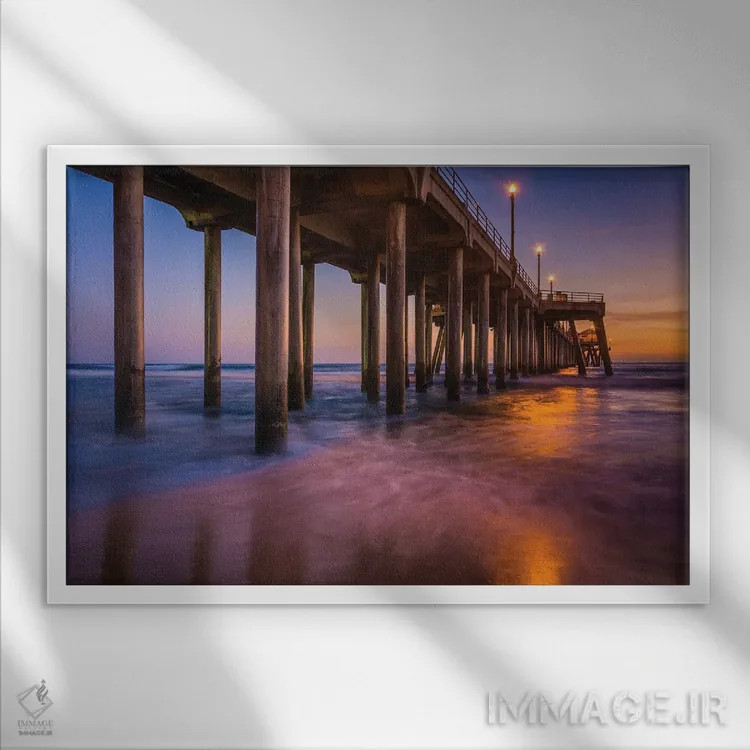 تابلو اسکله هنگام گرگ و میش اثر جان بیلوس - نمای قابدار سفید