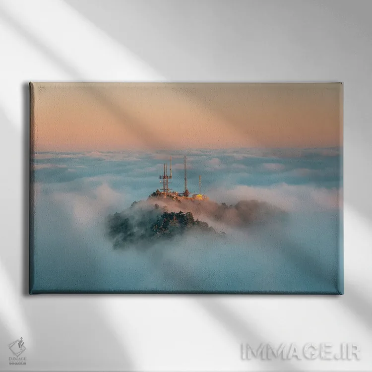 تابلو بالای مه خرداد II اثر جان بیلوس - نمای روبهرو روی دیوار