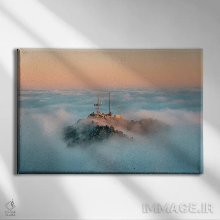 تابلو بالای مه خرداد II اثر جان بیلوس - نمای روبهرو روی دیوار