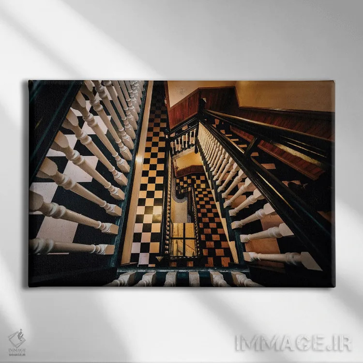 تابلو مارپیچ نزولی اثر جان بیلوس - نمای روبهرو روی دیوار