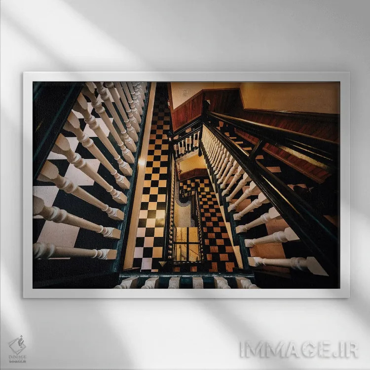 تابلو مارپیچ نزولی اثر جان بیلوس - نمای قابدار سفید