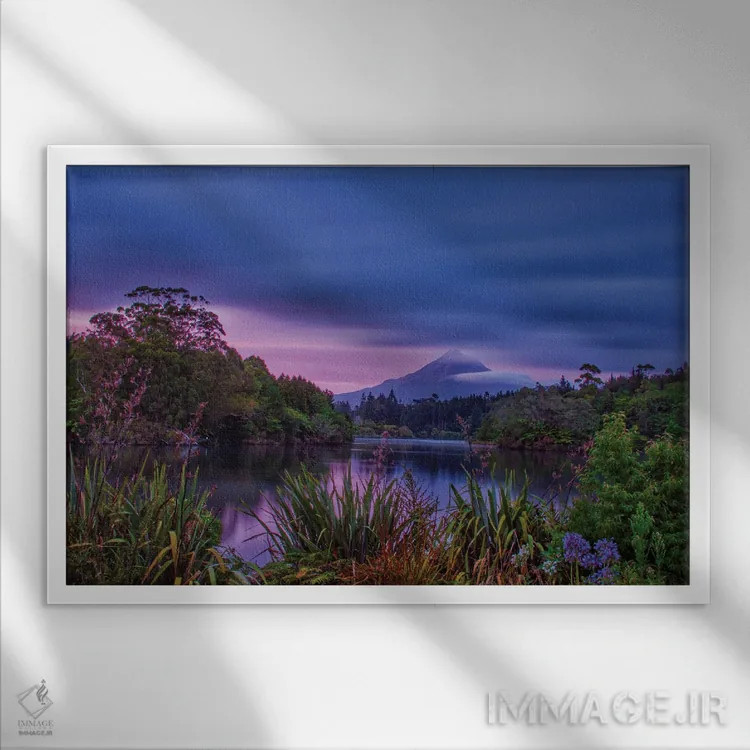 تابلو کوه تاراناگی اثر بن مولدر - نمای قابدار سفید