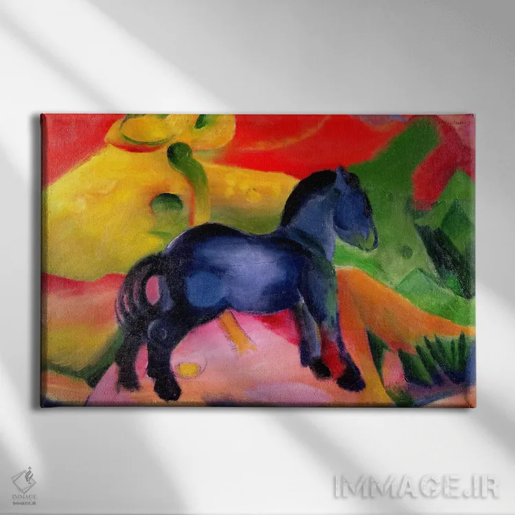 تابلو اسب آبی کوچک، ۱۹۱۲ اثر فرانتس مارک (نقاش اکسپرسیونیست آلمانی) - نمای روبهرو روی دیوار