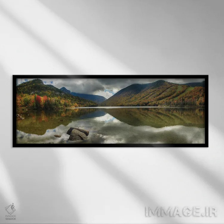تابلو نمای پانوراما از دریاچه آرام کوهستانی در پاییز، دریاچه اکو، فرانکونیا، نیوهمپشایر اثر جورج اوزه - نمای قابدار مشکی
