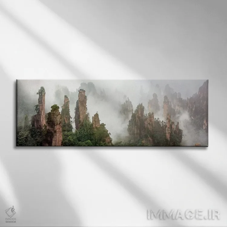 تابلو ژانگجیاجیی پوشیده در ابر اثر هوا ژو - نمای روبهرو روی دیوار