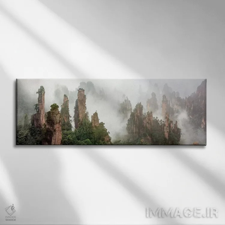 تابلو ژانگجیاجیی پوشیده در ابر اثر هوا ژو - نمای روبهرو روی دیوار