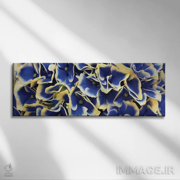 تابلو پسزمینهٔ افقی از گلهای ادریسی با برگهای بزرگ اثر ایوجنیا بیدیوک - نمای روبهرو روی دیوار