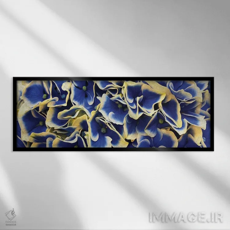 تابلو پسزمینهٔ افقی از گلهای ادریسی با برگهای بزرگ اثر ایوجنیا بیدیوک - نمای قابدار مشکی