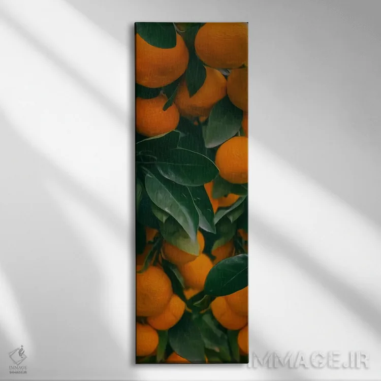 تابلو نارنگیهای تازه و رسیده با برگ و گیاهان سبز روی میز اثر ایوجنیا بیدیوک - نمای روبهرو روی دیوار