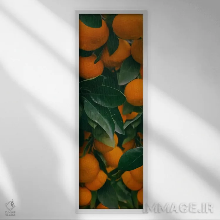 تابلو نارنگیهای تازه و رسیده با برگ و گیاهان سبز روی میز اثر ایوجنیا بیدیوک - نمای قابدار سفید