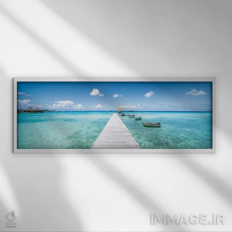 تابلو اسکله چوبی روی تالاب در پلینزی فرانسه اثر یان بکه - نمای قابدار سفید