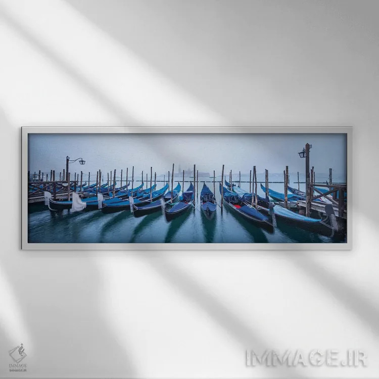 تابلو Venice, Italy,نمای پانوراما از جزیرهٔ سان جورجیو ماجیوره در زمستان با گوندولاها در پیشزمینه، ونیز، ایتالیا اثر یان بکه - نمای قابدار سفید
