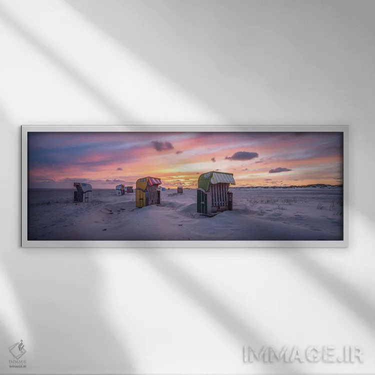 تابلو North Sea Coast, Germany,صندلیهای ساحلی هنگام غروب در ساحل دریای شمال، آلمان اثر یان بکه - نمای قابدار سفید