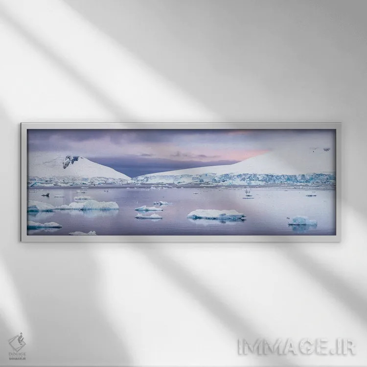 تابلو Antarctic Peninsula, Antarctica,چشمانداز جنوبگان با کوههای پوشیده از یخ در سپیدهدم، شبهجزیره جنوبگان، جنوبگان اثر یان بکه - نمای قابدار سفید
