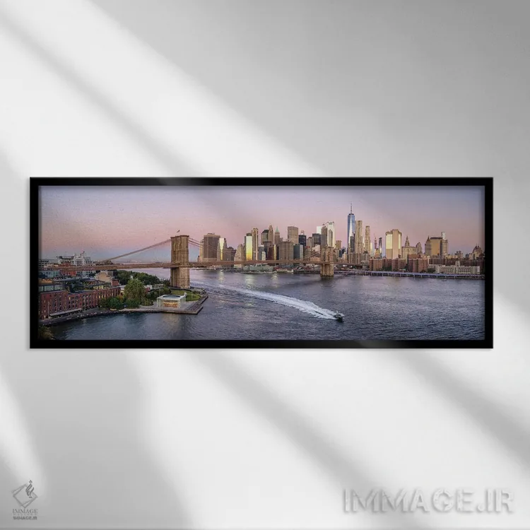 تابلو پانورامای خط افق منهتن با پل بروکلین و رودخانهٔ ایست در طلوع آفتاب اثر یان بکه - نمای قابدار مشکی