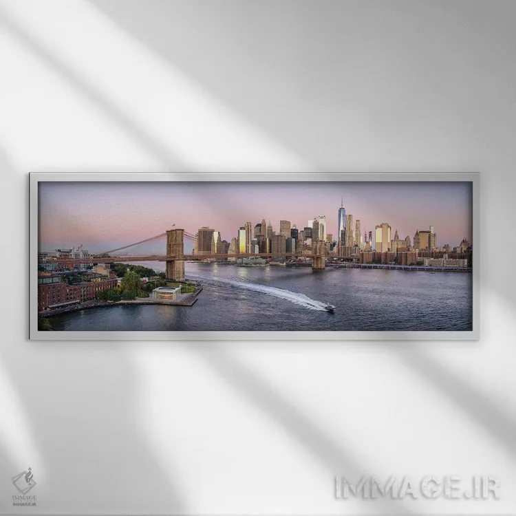 تابلو پانورامای خط افق منهتن با پل بروکلین و رودخانهٔ ایست در طلوع آفتاب اثر یان بکه - نمای قابدار سفید