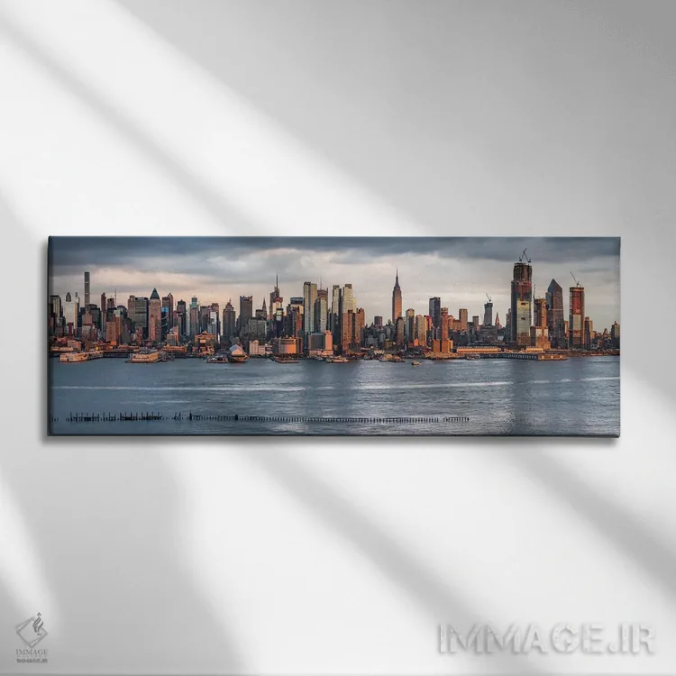 تابلو پانورامای خط افق شهر نیویورک در امتداد رودخانهٔ هادسون اثر یان بکه - نمای روبهرو روی دیوار