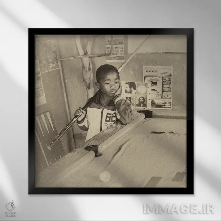 تابلو خیالبافی کنار استخر اثر اندرو لِوِر - نمای قابدار مشکی