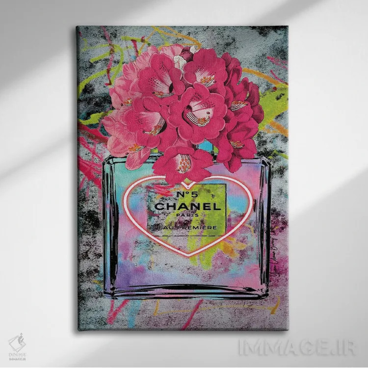 تابلو گرافیتی شنل II (برند مد) اثر هنرِ چونی - نمای روبهرو روی دیوار