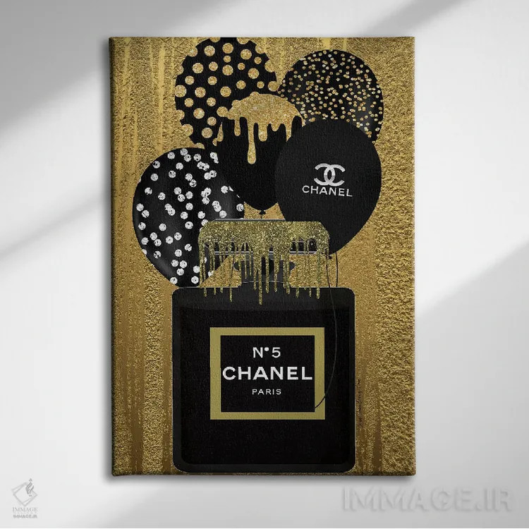 تابلو شنل طلایی و مشکی اثر هنرِ چونی - نمای روبهرو روی دیوار