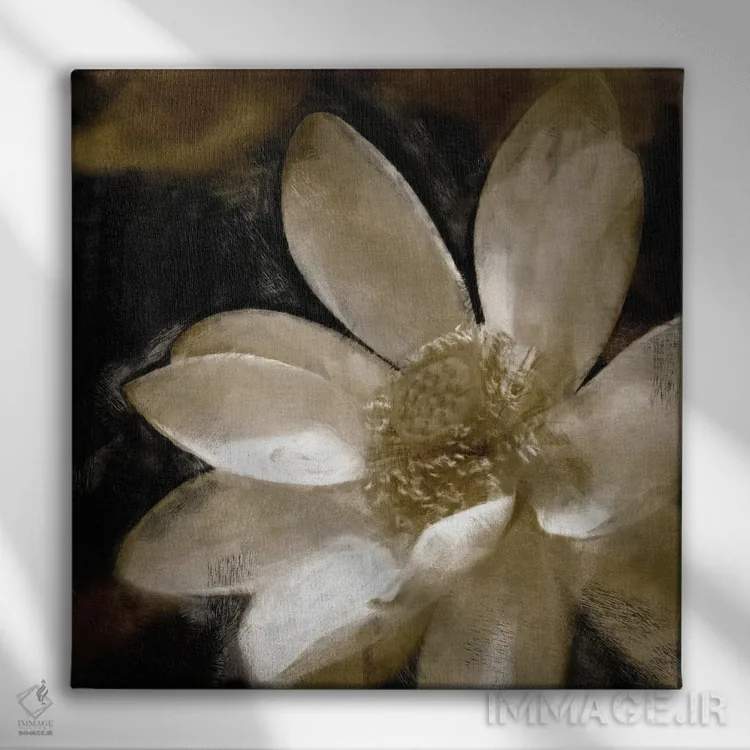 تابلو سوسن برنزی اثر نوا بی - نمای روبهرو روی دیوار