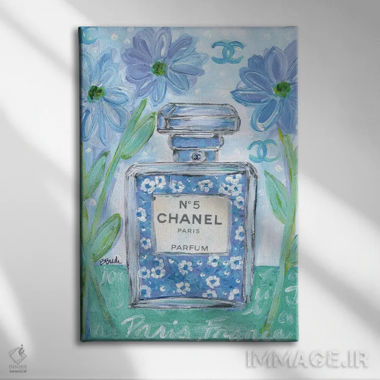 تابلو آبی شنل (برند Chanel) اثر برندا بوش - نمای روبهرو روی دیوار