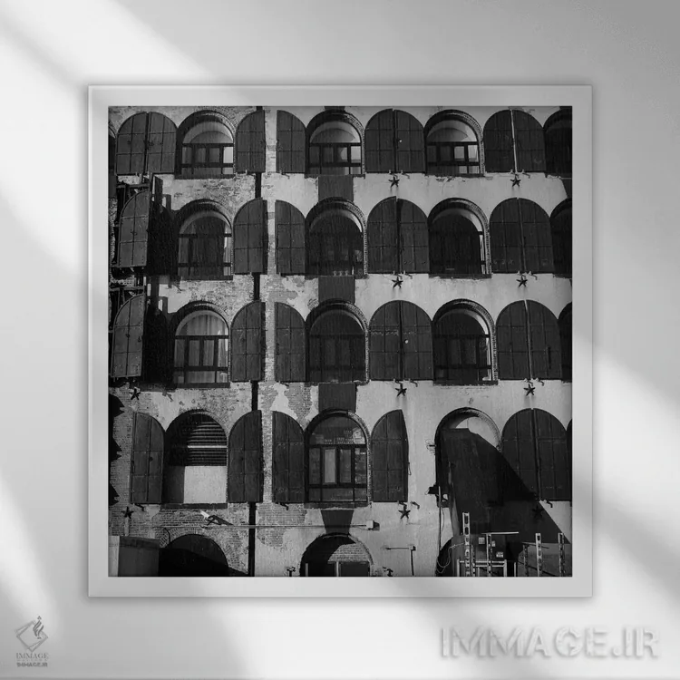 تابلو پنجرهها اثر خوزه بتانکورت - نمای قابدار سفید