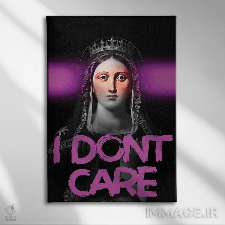 تابلو کلاژ نقلقولهای طنزآمیز اثر بونا فیدسا - نمای روبهرو روی دیوار