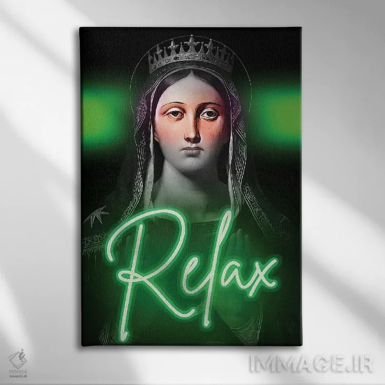 تابلو کلاژ نقلقولهای ماکسیمالیستی اثر بونا فیدسا - نمای روبهرو روی دیوار