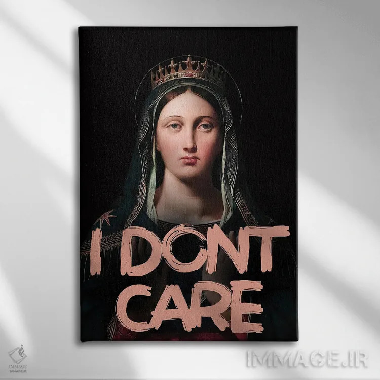 تابلو پرترهٔ ملکه همراه با نقلقول اثر بونا فیدسا - نمای روبهرو روی دیوار