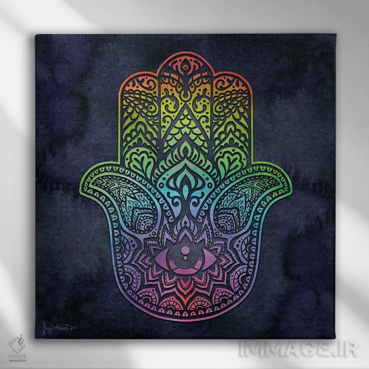 تابلو دست همسا (نماد محافظت) اثر بریگید اشوود - نمای روبهرو روی دیوار