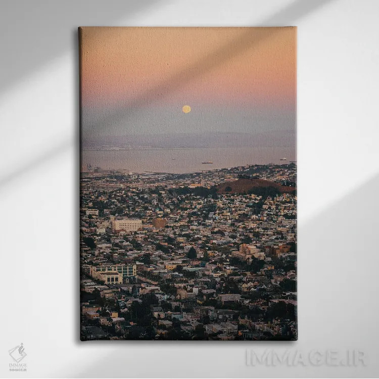 تابلو طلوع ماه بر فراز سانفرانسیسکو اثر جان بیلوس - نمای روبهرو روی دیوار