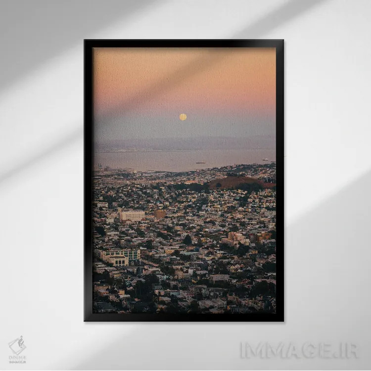 تابلو طلوع ماه بر فراز سانفرانسیسکو اثر جان بیلوس - نمای قابدار مشکی