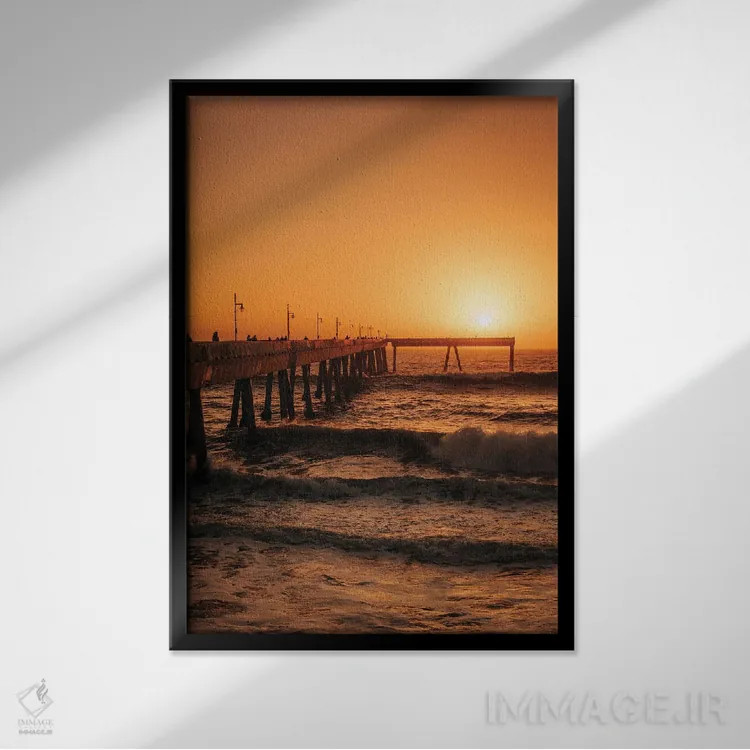 تابلو غروب اسکله پاسیفیکا اثر جان بیلوس - نمای قابدار مشکی