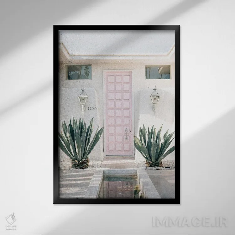 تابلو آن درِ صورتی اثر جان بیلوس - نمای قابدار مشکی